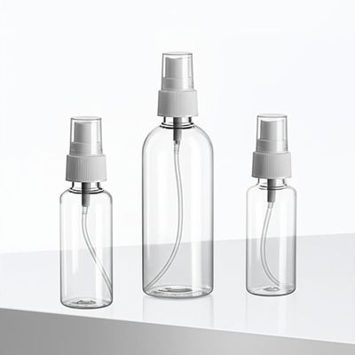 Stockage simplifié avec des bouteilles en plastique et une pompe de pulvérisation incluses