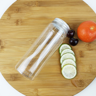 les bouteilles vides du conteneur 0.5L avec des chapeaux catégorie comestible l'eau de conteneurs de boisson