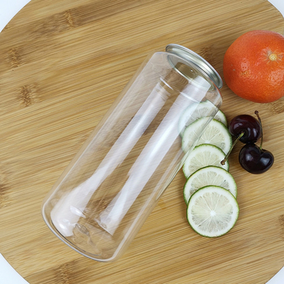 Bouteilles d'eau en plastique de l'espace libre 700ml avec la sauce salade d'huiles essentielles de couvercles de boîte