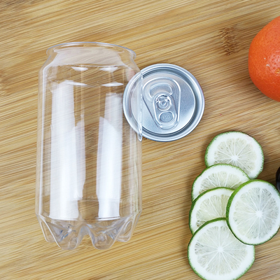 les pots 350ml en plastique cylindrique avec des boissons de couvercles arrosent le jus