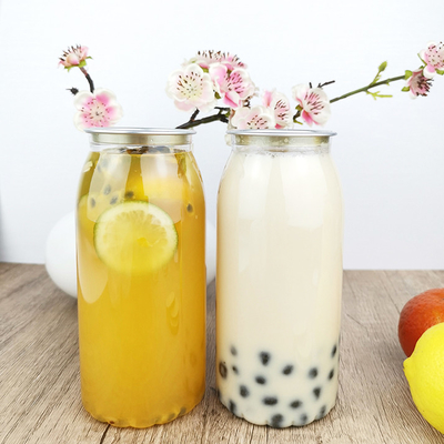 le récipient en plastique réutilisable potable clair des bouteilles 650ml met des boissons en bouteille