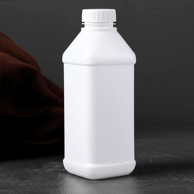 Les bouteilles en plastique réutilisables sont simples et écologiques pour le stockage